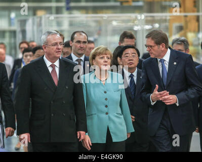 HANDOUT - (erste Reihe, von links nach rechts) Prof. Dr. Martin Winterkorn, Vorstandsvorsitzender der Volkswagen AG; Dr. Angela Merkel, Bundeskanzlerin Deutschlands; Xu Jianyi, Vorsitzender des FAW in Chengdu, Provinz Sichuan, China, 6. Juli 2014. Zhou Xin/Volkswagen (Achtung: Nur Für Die Redaktionelle Verwendung Bei Nennung der Quelle: Zhou Xin/Volkswagen)-(Achtung: Editorial verwenden nur obligatorische Guthaben: Zhou Xin/Volkswagen) Stockfoto