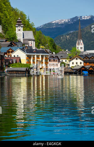 Österreichischen Reiseziel Hallstatt Feriendorf am Hallstätter See in Österreichische Alpen. Salzkammergut-Region, Österreich Stockfoto