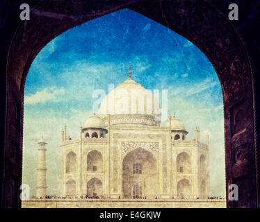 Vintage Retro-Hipster Stil reisen Bild des Taj Mahal durch Bogen, indischen Symbol - Indien Reisen Hintergrund. Agra, Uttar Pradesh Stockfoto