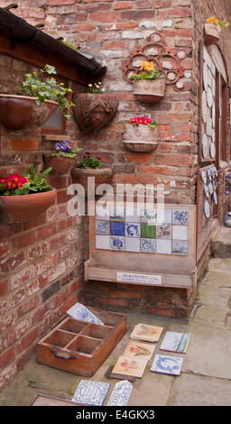 Handgemachte Keramik anzeigen außerhalb des Studios der Waschküche Töpferei, ein Studio in Whitby, North Yorkshire, UK. Stockfoto