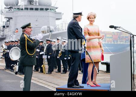 Zeebrügge (Belgien). 10. Juli 2014. Königin Mathilde von Belgien besucht die Schiffstaufe Patrouillenschiff P901 Castor an der Navy-Basis in Zeebrugge, Belgien, 10. Juli 2014. Bildnachweis: Dpa picture Alliance/Alamy Live News Stockfoto