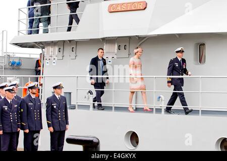 Zeebrügge (Belgien). 10. Juli 2014. Königin Mathilde von Belgien besucht die Schiffstaufe Patrouillenschiff P901 Castor an der Navy-Basis in Zeebrugge, Belgien, 10. Juli 2014. Bildnachweis: Dpa picture Alliance/Alamy Live News Stockfoto