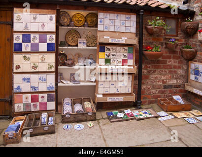 Handgemachte Keramik anzeigen außerhalb des Studios der Waschküche Töpferei, ein Studio in Whitby, North Yorkshire, UK. Stockfoto