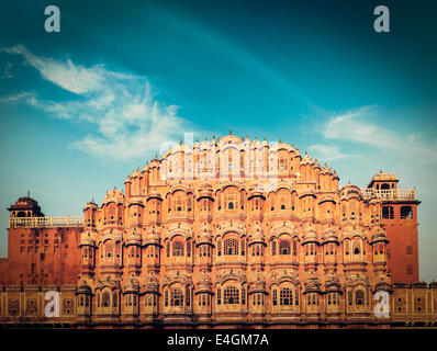 Vintage Retro-Hipster Stil reisen Bild des berühmten Rajasthan Wahrzeichen - Hawa Mahal Palast (Palast der Winde), Jaipur Stockfoto