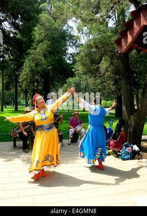 zwei Frauen Praxis tanzen im Garten der Kohle Hügel Peking China Stockfoto