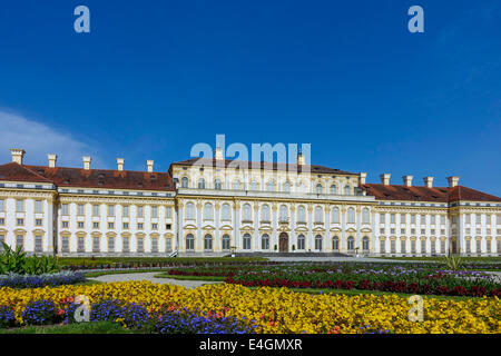 Blick auf das neue Schloss Schleißheim mit einem Garten im Innenhof, Oberschleißheim bei München, Upper Bavaria, Bavaria, Germany, Euro Stockfoto