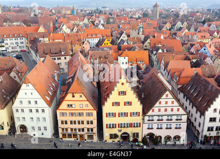 Malerische Antenne Winterpanorama der Altstadt Architektur und Marktplatz in Rothenburg Ob der Tauber. Stockfoto