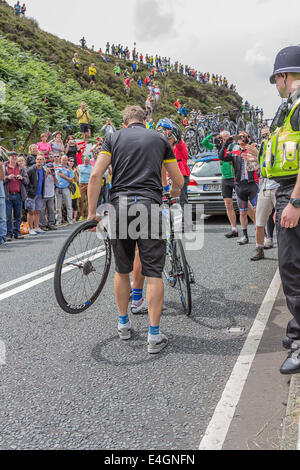 Bartosz Huzarski unterstützt von Team nach einem Sturz am Le Cote de Blubberhouses, Le Grand Abfahrt Stufe 2 bei Kexgill 6. Juli 2014 Stockfoto