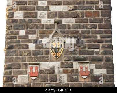 Antike Adler-Emblem an der Wand des alten Turm in Rothenburg Od der Tauber. Stockfoto