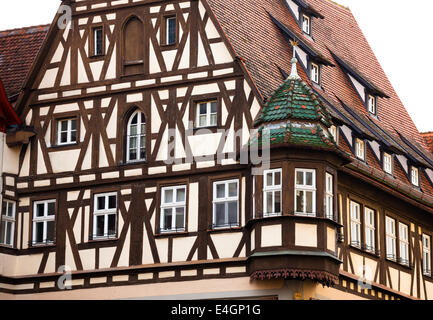 Traditionelle halbe Fachwerkhaus in das berühmte mittelalterliche Stadt Rothenburg in Bayern, Deutschland. Stockfoto