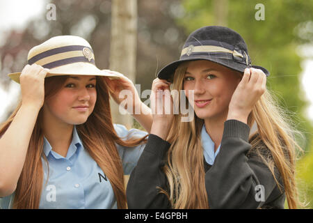 Zwei britische Schulmädchen Uniform und Hüte tragen. Stockfoto