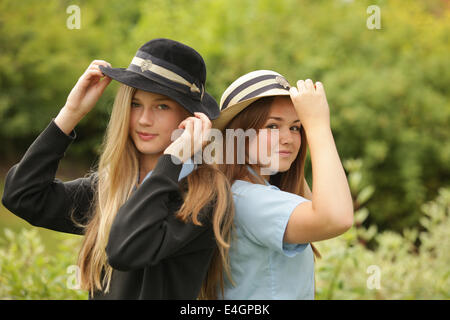 Zwei britische Schulmädchen Uniform und Hüte tragen. Stockfoto