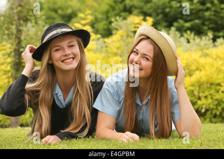 Zwei britische Schulmädchen Uniform und Hüte tragen. Stockfoto