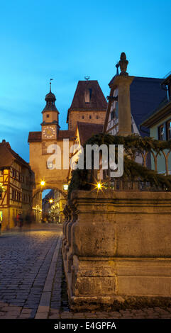 Mittelalterliche Straße bei Nacht in Rothenburg Ob der Tauber, Deutschland Stockfoto