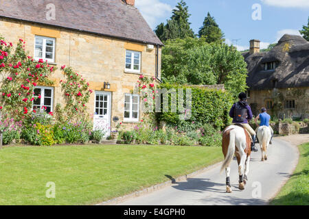 Reiten in Cotswold Dorf Stanton, Gloucestershire, England, Großbritannien Stockfoto