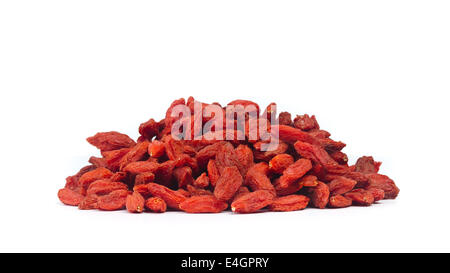 Getrocknete Goji-Beeren isoliert auf weißem Hintergrund Stockfoto