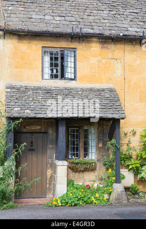 Bunte Cotswold Hütten am Broadway, Worcestershire, England, UK Stockfoto