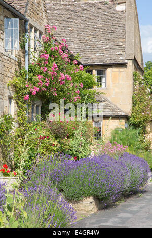 Bunte Cotswold Hütten am Broadway, Worcestershire, England, UK Stockfoto