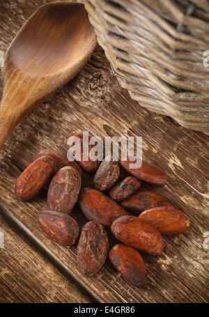 Kakaobohnen auf Holztisch mit Studio-Beleuchtung fotografiert. Stockfoto
