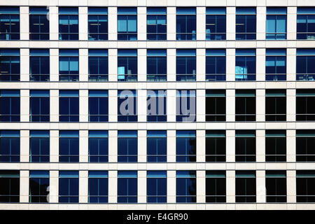 Hintergrund des Isolierglas-Fenster in einem Bürogebäude Stockfoto