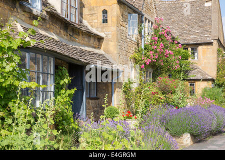 Bunte Cotswold Hütten am Broadway, Worcestershire, England, UK Stockfoto