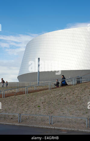 Detail der gebogenen Wand der Höhle Blå Planet in Kastrup in der Nähe von Kopenhagen in Dänemark. Architekt: 3xn Stockfoto