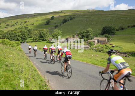 Radfahrer vorbei an Yockenthwaite, Wharfdale in Yorkshire Dales National Park, North Yorkshire, England, Großbritannien Stockfoto