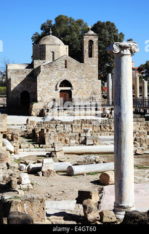 Das 12. Jahrhundert Kirche von Agia Kyriaki wird in steht in den Ruinen einer früheren Christian byzantinisch-Basilika, Paphos Stockfoto