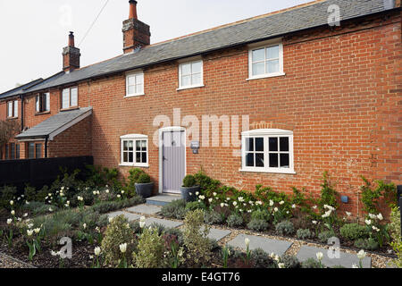 Traditionelle Doppelhaushälfte aus rotem Backstein Ferienhaus, Bawdsey, Suffolk, UK. Stockfoto