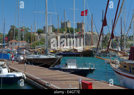 Bodrum-Stadt-Hafen und Schloss von St. Peter, Provinz Mugla, Türkei. Kommunalen Yachthafen im Vordergrund. Stockfoto