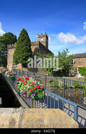 St Matthew Kirche und Fußgängerbrücke über den Fluss Sett in Hayfield, Peak District National Park, Derbyshire, England, UK. Stockfoto