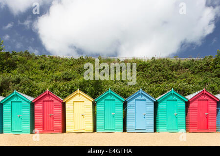 Farbenfrohe Strandhütten an Llanbedrog, Llyn Halbinsel, North Wales, UK Stockfoto