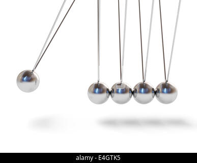 Action-Sequenz Konzept Hintergrund - Newtons Wiege executive Spielzeug isoliert auf weißem Hintergrund Stockfoto