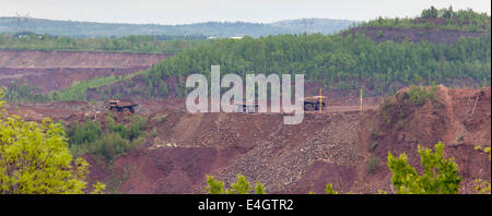 Hibbing, Minnesota - der Rumpf Rost Mahoning, der weltweit größten Tagebau Eisenmine Erz. Stockfoto