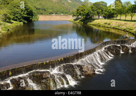 Wehr auf dem Fluß Rheidol Teil der Hydro Electric Power Station Ceredigion Wales Cymru UK GB Stockfoto