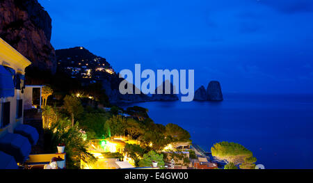 Blick auf Marina Piccola bei Nacht, Insel Capri, Kampanien, Italien. Stockfoto