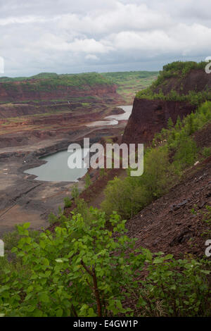 Hibbing, Minnesota - der Rumpf Rost Mahoning, der weltweit größten Tagebau Eisenmine Erz. Stockfoto