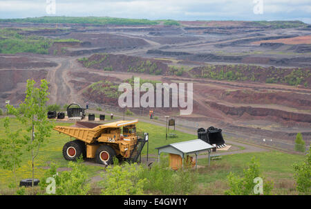 Hibbing, Minnesota - der Rumpf Rost Mahoning, der weltweit größten Tagebau Eisenmine Erz. Teil des Bergwerks aus zu sehen ist Stockfoto