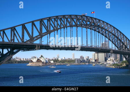 Sydney Harbour Bridge und Sydney Opera House in Port Jackson am Hafen von Sydney, NSW, Australien Stockfoto