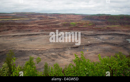 Hibbing, Minnesota - der Rumpf Rost Mahoning, der weltweit größten Tagebau Eisenmine Erz. Stockfoto