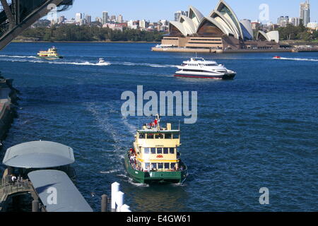 Sydney Hafenbrücke, Fähre und Oper von milsons Point, Sydney, australien Stockfoto