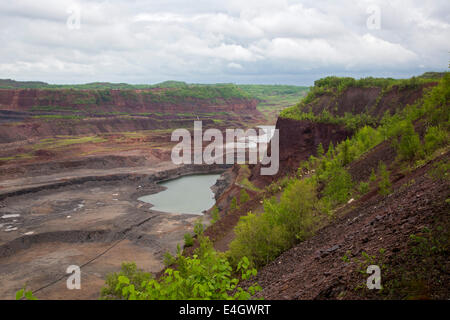 Hibbing, Minnesota - der Rumpf Rost Mahoning, der weltweit größten Tagebau Eisenmine Erz. Stockfoto