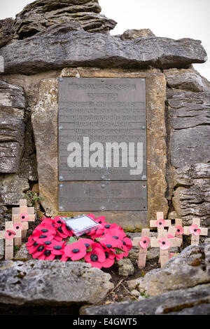 Ein Metall Kriegerdenkmal mit Mohnblumen und hölzerne Kreuze, Poppleton, in der Nähe von York, UK. Stockfoto