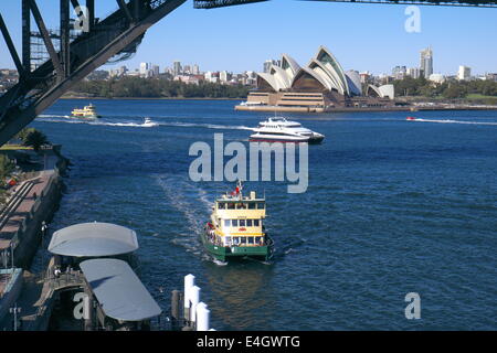 Sydney Harbour Bridge, Fähre und Opernhaus gesehen von Milsons Point, Sydney, Australien Stockfoto