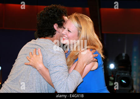 Mexikanische Tenor Rolando Villazón, links, umarmt Barbara Schoeneberger während der "NDR Talk Show" am 10. Juli 2014 in Hamburg. / picture Alliance Stockfoto