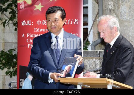 (140711)--WILTSHIRE, 11. Juli 2014 (Xinhua)--Robert Armstrong, der Chef von Sir Edward Heath Charitable Foundation, stellt ein Buch von Edward Heath Autobiographie Liu Xiaoming, chinesischer Botschafter in Großbritannien, während eine Fotoausstellung in der Wohnung des ehemaligen britischen Premierminister Edward Heath, in Wiltshire, England, 10. Juli 2014.  Heide war Großbritanniens Premierminister von Juni 1970 bis Februar 1974. Großbritannien hat volle diplomatische Beziehungen mit China während seiner Amtszeit im Jahre 1972 gegründet. Er zahlte mehrere Besuche in China während und nach seinem Premiership. (Xinhua/Xu Hui) Stockfoto