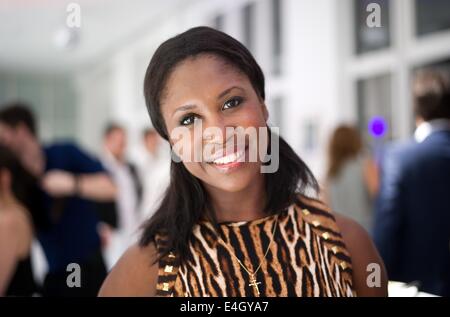 Berlin, Deutschland. 11. Juli 2014. Tänzerin Motsi Mabuse nimmt an der Gala Fashion Brunch in der Linie der Berlin Fashion Week in Berlin, Deutschland, 11. Juli 2014. Sie laufen vom 08. bis 11. Juli 2014. Foto: Daniel Naupold/Dpa/Alamy Live News Stockfoto