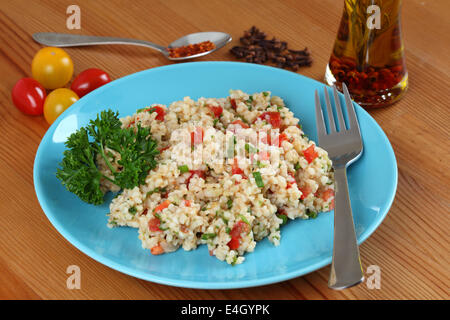 Traditionelle türkische Salat mit Bulgur, Tomaten und Petersilie Stockfoto