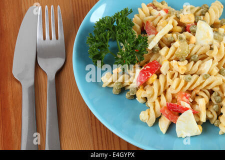 Mediterraner Salat mit Nudeln, Tomaten, Petersilie, Ei und Erbsen Stockfoto