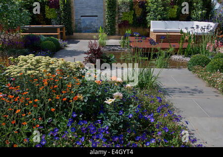 Ein Hampton Garten bei RHS Hampton Court Palace Flower Show 2014. Stockfoto